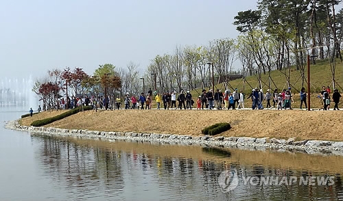 "가족과 세종호수공원 함께 걸어요"