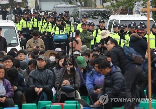 성주골프장 앞 경찰과 주민
