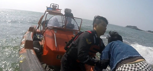 구조되는 관광객