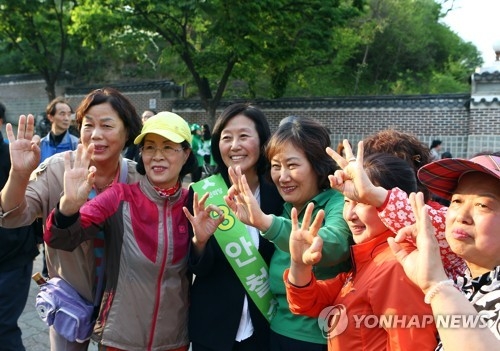 대구시민 만난 안철수 후보 부인 김미경 교수