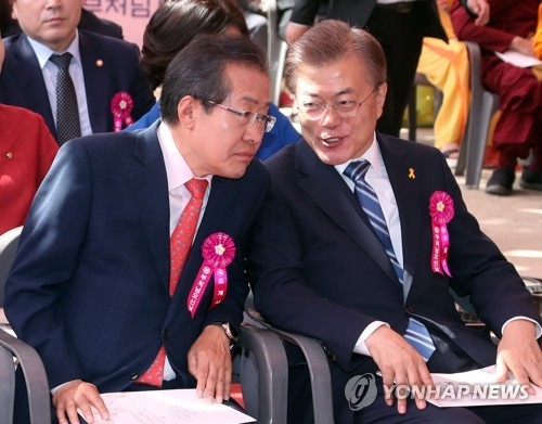 얘기 나누는 문재인-홍준표