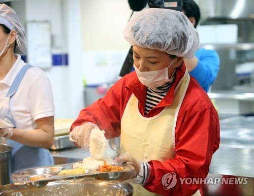 배식 봉사하는 이순삼씨