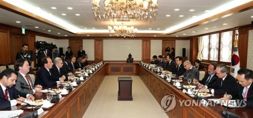 黃권한대행 "위안부문제 함께 노력"…日대사 "아베 생각 전달"(종합) - 2