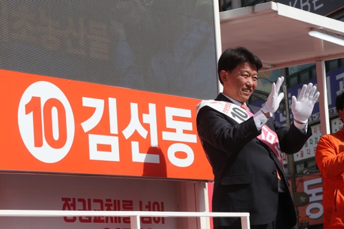 정읍에서 유세하는 김선동 후보.
