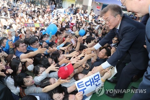 文 "역사 바꿀 표는 文에게 보내는 표뿐…호남표 나눌거냐" - 1