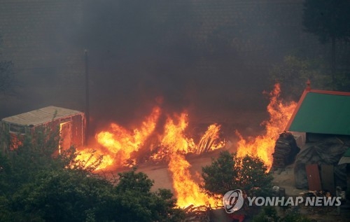 연휴 막바지 이틀간 전국서 산불…축구장 240배 산림 잿더미 - 2