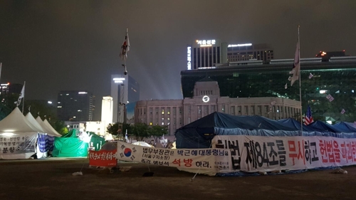 적막한 서울광장 태극기 천막