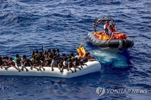 지중해에서 구조 기다리는 난민