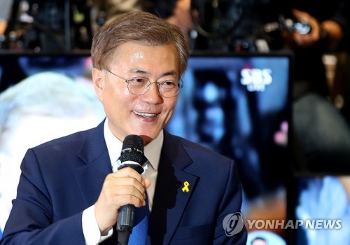 미소짓는 문재인