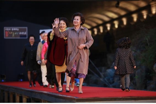 서울 청계천이 런웨이로 변신…모델은 91세 할머니 - 1