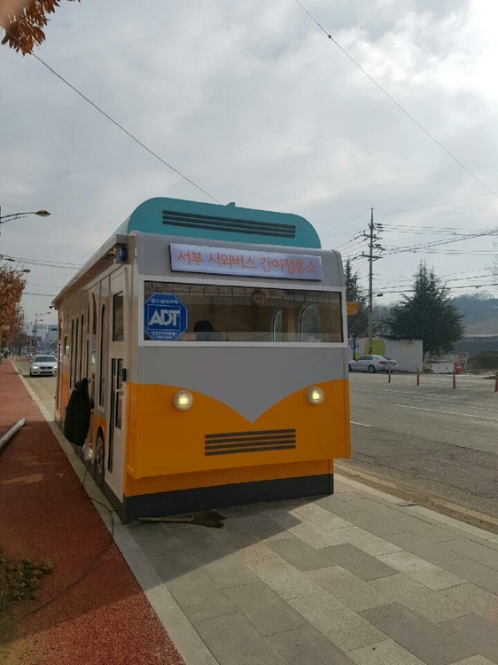 전북교육청 앞 도로변에 설치된 시외버스 간이정류소
