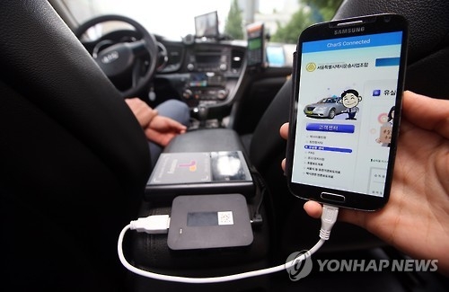 택시에서 충전되고 있는 휴대전화