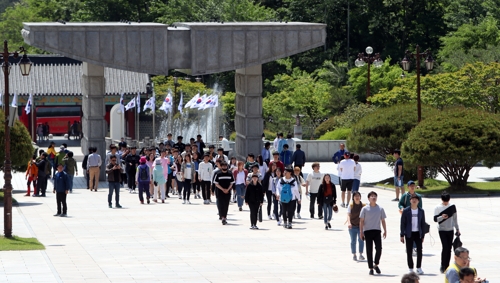 5·18묘지 참배단으로 향하는 추모객들.