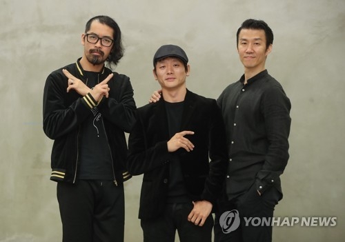 스타 안무가 3인, 라벨 '볼레로' 해체·재조립(서울=연합뉴스) 류효림 기자 = 안무가 김보람(왼쪽부터), 김설진, 김용걸이 지난 11일 서울 서초구 국립현대무용단 연습실에서 연합뉴스와 인터뷰에 앞서 포즈를 취하고 있다. 2017.5.14ryousanta@yna.co.kr