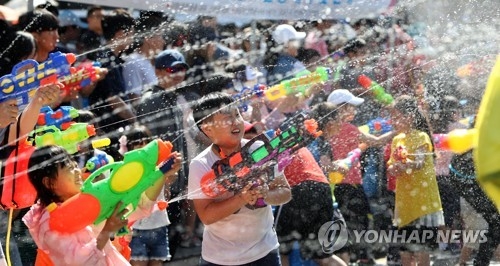 대전 유성온천축제 성료…물총싸움, 온천수 워터파크 인기 - 1