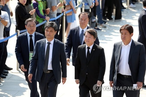 안철수, 5·18 광주시민 속으로…"부족한 점 돌아봤다" - 1