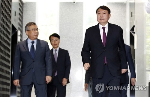 서울중앙지검장 승진 임명된 윤석열(서울=연합뉴스) 김인철 기자 = 서울중앙지검장으로 승진 임명된 윤석열 대전고검 검사(오른쪽)가 19일 오후 서울 서초구 특별검사 사무실 앞에서 기자회견을 위해 사무실을 나서고 있다. 왼쪽은 박영수 특별검사. 2017.5.19yatoya@yna.co.kr(끝)