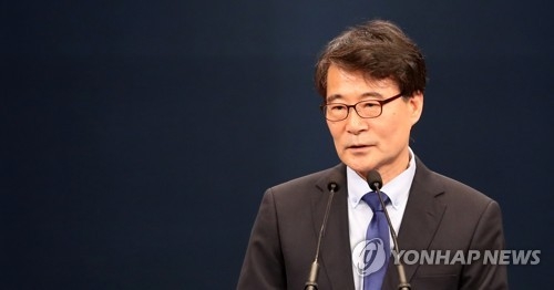 답변하는 장하성 청와대 정책실장