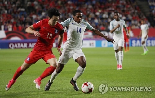 수원=연합뉴스) 박동주 기자 = 26일 경기 수원월드컵경기장에서 열린 2017 국제축구연맹(FIFA) 20세 이하(U-20) 월드컵 조별리그 A조 대한민국과 잉글랜드의 경기. 한국 이유현이 잉글랜드 카일 워커-피터스와 볼을 다투고 있다. 2017.5.26pdj6635@yna.co.kr