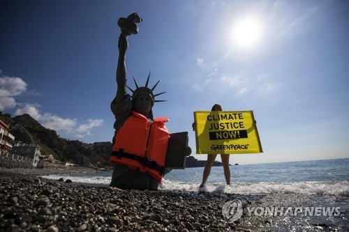 G7 정상회의장 인근 해변에 등장한 구명조끼를 입은 자유의 여신상 [EPA=연합뉴스] 