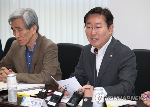 (서울=연합뉴스) 김현태 기자 = 박범계 정치행정분과위원장이 27일 오전 서울 종로구 통의동 금융감독원 연수원에 마련된 국정기획자문위원회 경찰청 업무보고에 참석, 발언하고 있다. 2017.5.27