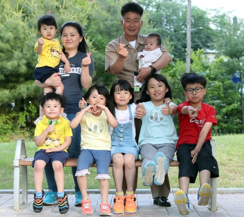 9명이 한 가족