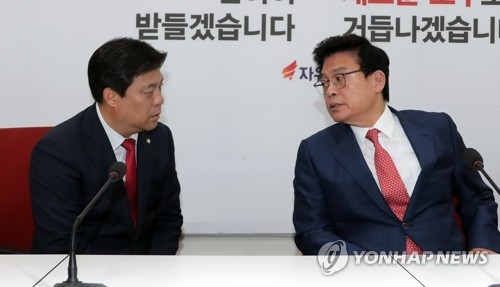 이야기 나누는 정우택-김선동