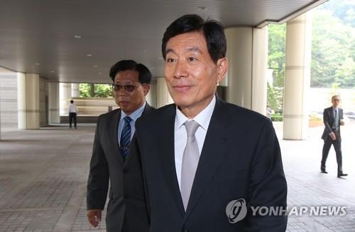 법정 들어가는 '대선개입 의혹' 원세훈 (서울=연합뉴스) 김주성 기자 = 원세훈 전 국가정보원장이 29일 오후 대선개입 의혹 사건 파기환송심 속행공판에 출석하기 위해 서울 서초구 서울고등법원 법정으로 들어가고 있다. 2017.5.29utzza@yna.co.kr