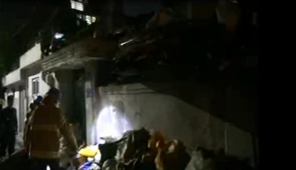 집에 쌓여있는 쓰레기더미, 서울 노원소방서 제공