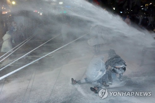 물대포 맞고 쓰러진 집회 참가 농민(서울=연합뉴스) 박동주 기자 = '민중총궐기 투쟁본부' 주최로 14일 오후 서울 도심에서 열린 '민중총궐기 투쟁대회'에 참가한 한 농민이 종로1가 인근에서 경찰과 대치하던 중 물대포에 맞고 쓰러져 있다. 2015.11.14pdj6635@yna.co.kr(끝)