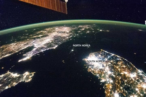 미국의 시사주간지 타임은 지난 17일자에서 '우주에서 찍은 국경선 사진'이란 제목의 기사를 통해 빛이 없는 암흑의 북한 땅을 보여줬다. 반크는 이런 사진이 한반도 통일에 결코 도움이 안된다고 판단하고 있다.