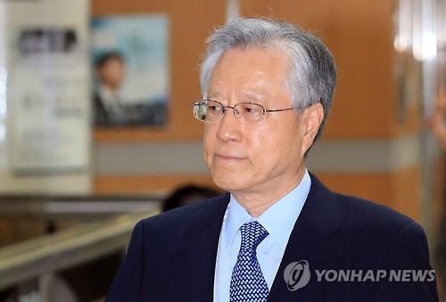 이석채 전 KT 회장 공판 출석