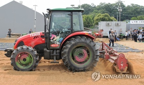 위성 신호로 움직이는 무인 트랙터