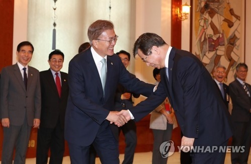 文대통령 "국정원 국내정치 철저 금지해야"…徐 "개혁 꼭 성공"(종합) - 1