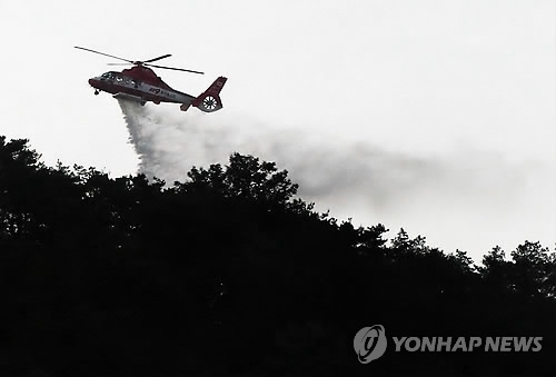 수락산 잔불 정리하는 소방헬기(서울=연합뉴스) 김도훈 기자 = 대형 산불이 발생한 서울 노원구 수락산에서 2일 새벽 소방헬기가 물을 뿌리며 잔불을 정리하고 있다. 2017.6.2superdoo82@yna.co.kr(끝)