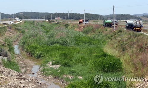 말라버린 하천에 물을 공급하는 농업용수 운반차.