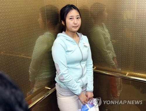 영장기각 정유라, 최순실 건물로 돌아와(서울=연합뉴스) 한상균 기자 = 구속영장이 기각된 정유라 씨가 3일 새벽 최순실씨 소유인 신사동 미승빌딩에 도착해 엘리베이터에 타고 있다. 2017.6.3