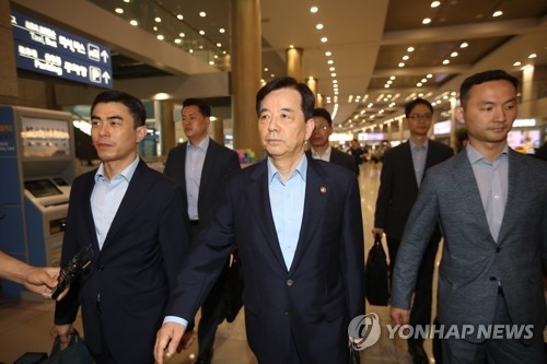 어두운 얼굴의 한민구 국방부 장관