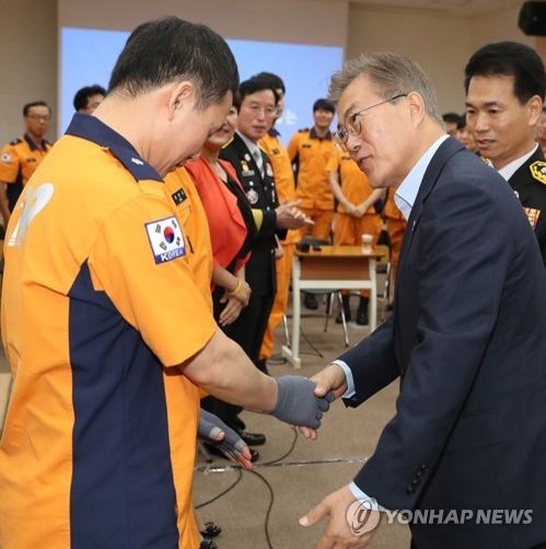 화재현장서 손 부상당한 소방관 손잡아주는 문 대통령