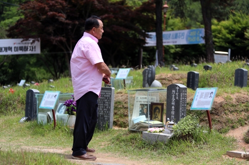 8일 이한열 열사 묘소를 참배하는 추모객 백신종(65)씨.