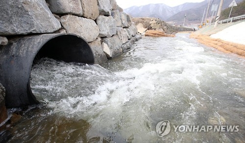 금강 백제보~보령댐 도수로에서 흘러나오는 물