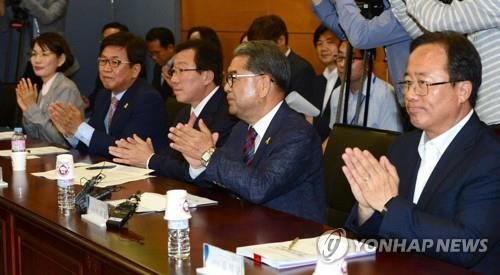 국정기획위 간 시도교육감(서울=연합뉴스) 한상균 기자 = 9일 오전 서울 종로구 통의동 국정기획자문위원회에서 열린 시도교육감 간담회에서 이재정 경기도교육감 등 참석자들이 소개하며 박수치고 있다. 2017.6.9xyz@yna.co.kr