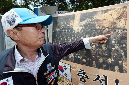 켈로부대 단체사진 설명하는 김일용 옹