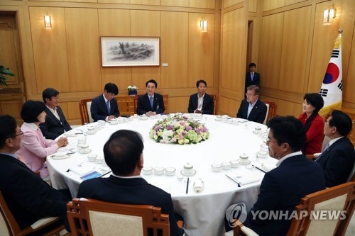 文대통령 "진정성있는 협치가 최선…각당 정상회담 수행단 제안"(종합) - 1