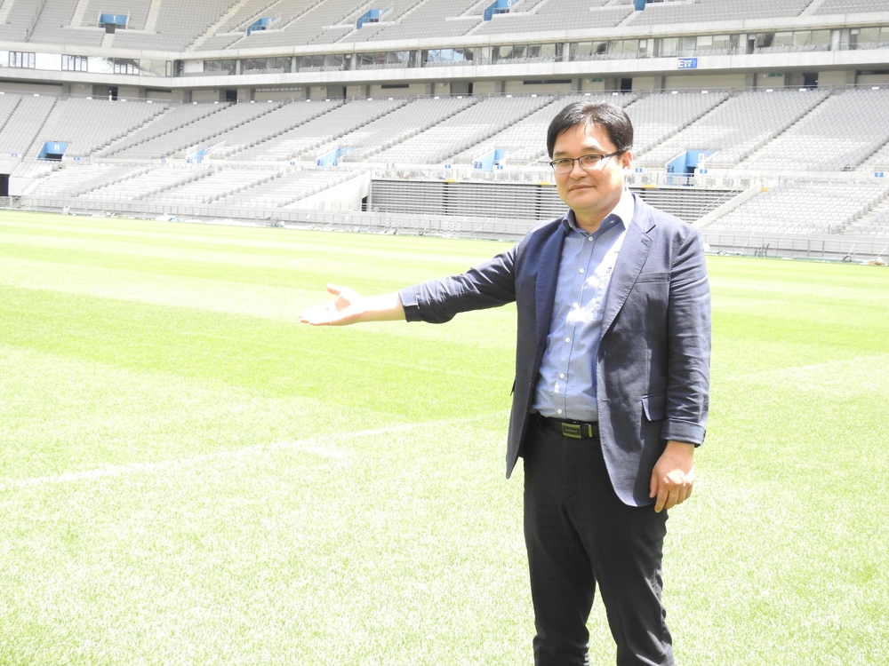 서울월드컵경기장 잔디 관리 설명하는 박정우 운영처장