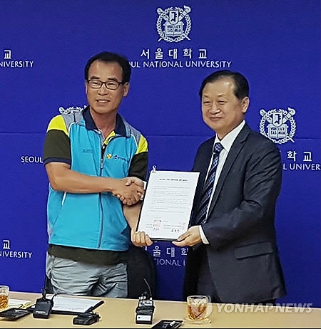 서울대 비학생조교 무기계약직 전환 협약식(서울=연합뉴스) 이재영 기자 = 서울대와 비학생조교들은 서울대에서 일하는 비학생조교들을 무기계약직으로 전환하기로 합의하고 29일 서울대 관악캠퍼스 행정관에서 협약식을 열었다. 사진은 임효진 전국대학노조 국공립대본부장(왼쪽)과 신희영 서울대 부총장이 협약서에 서명을 마치고 악수하는 모습. 2017.5.29jylee24@yna.co.kr(끝)
