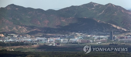 고요한 개성공단(파주=연합뉴스) 임병식 기자 = 26일 경기도 파주시 접경지역에서 개성공단 일대가 보이고 있다. 이날 통일부는 지난해 1월 이후 처음으로 인도지원단체의 대북접촉을 승인했다. 2017.5.26