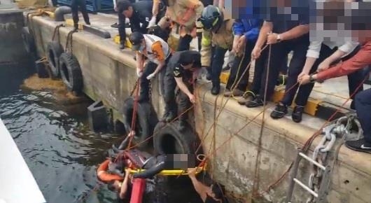 물에 빠진 여객선사 직원 구조하는 해경