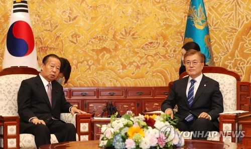 문 대통령, 일본 특사 면담