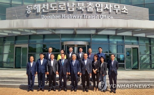 민주·국민의당, 6·15 앞두고 "DJ정신 계승" 앞다퉈 다짐 - 2